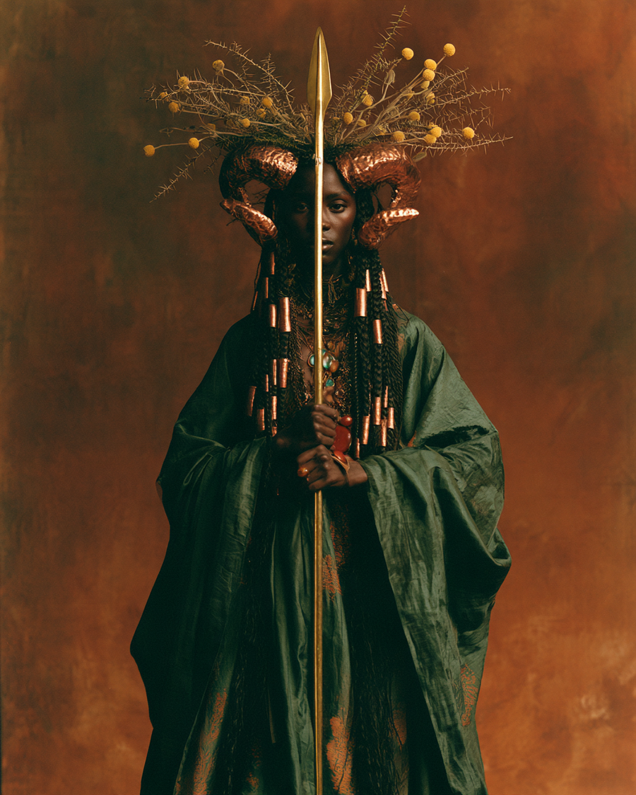 Le Bélier du Zodiaque du Chaman : une femme peule couronnée d'acacia, cornes de bélier en cuivre, tenant une flèche d'or
