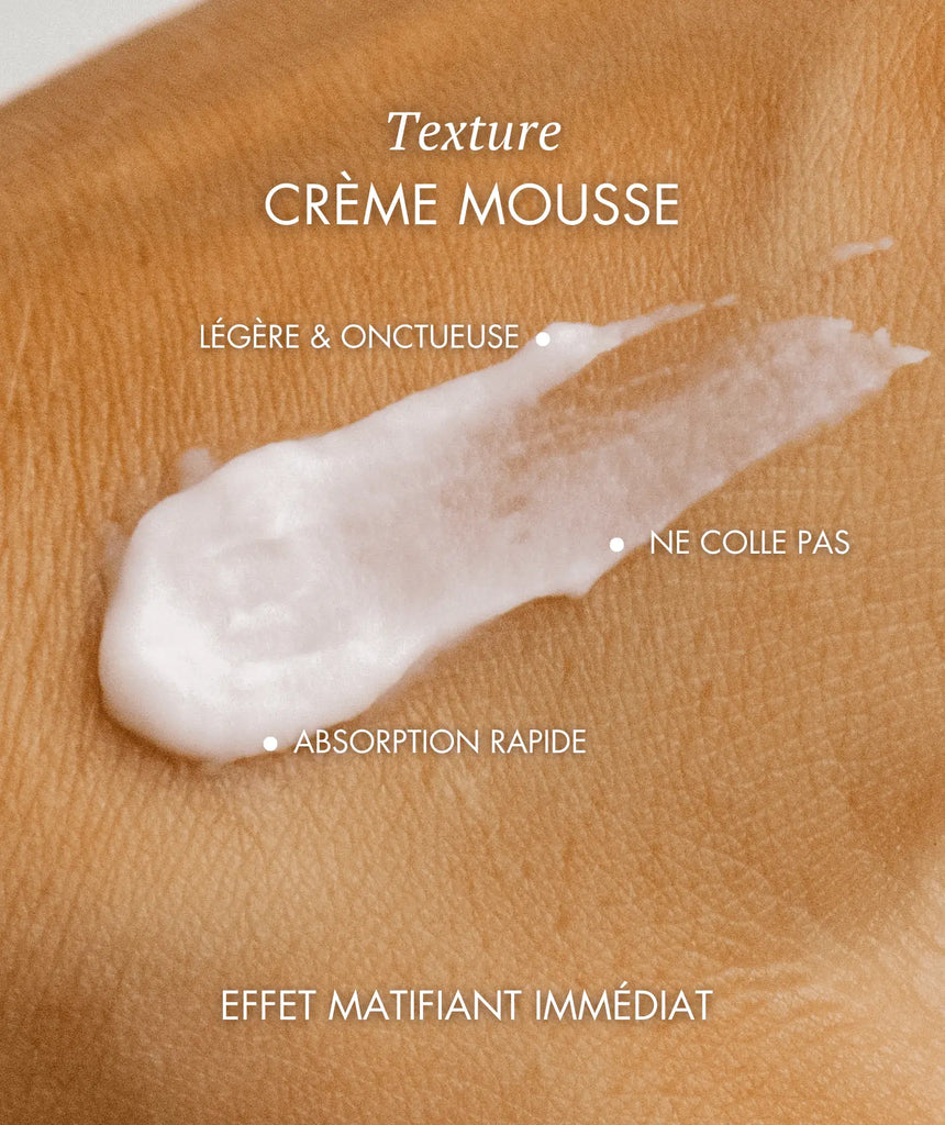 Texture mousse de la Crème du Chamane Omoyé  par Juliette Binoche soin visage léger à absorption rapide, fini matifiant immédiat, ne colle pas formule onctueuse inspirée des secrets de beauté naturels, idéale pour tous types de peau cosmétique sacré et sensoriel 