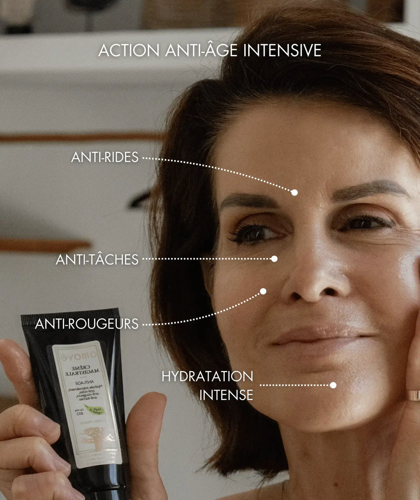 Femme mature appliquant la Crème Magistrale anti-âge intensive Omoyé soin visage riche en actifs végétaux, anti-rides, anti-taches, anti-rougeurs, hydratation intense texture fluide, éclat et fermeté cosmétique spirituel inspiré des rituels de beauté ancestraux