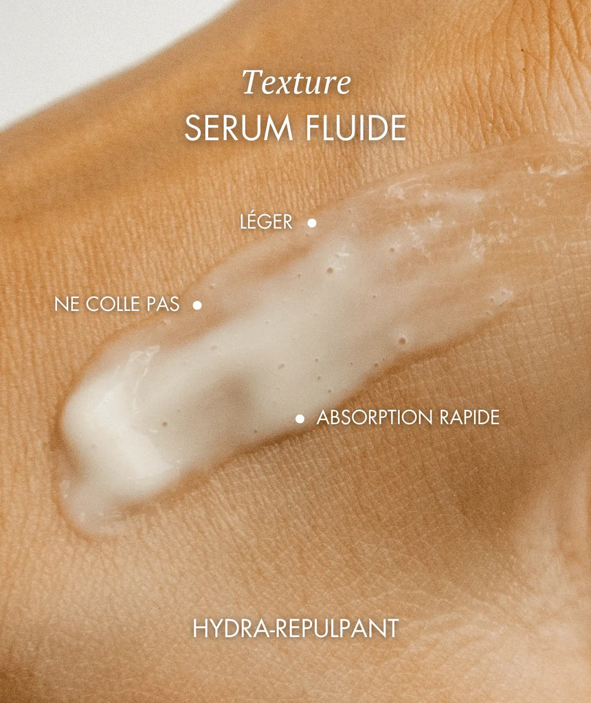 Texture fluide du Sérum Sacré Omoyé soin visage hydra-repulpant à absorption rapide, léger et non collant formulation végétale innovante pour une peau lisse, revitalisée et éclatante  cosmétique holistique inspiré de la magie végétale.