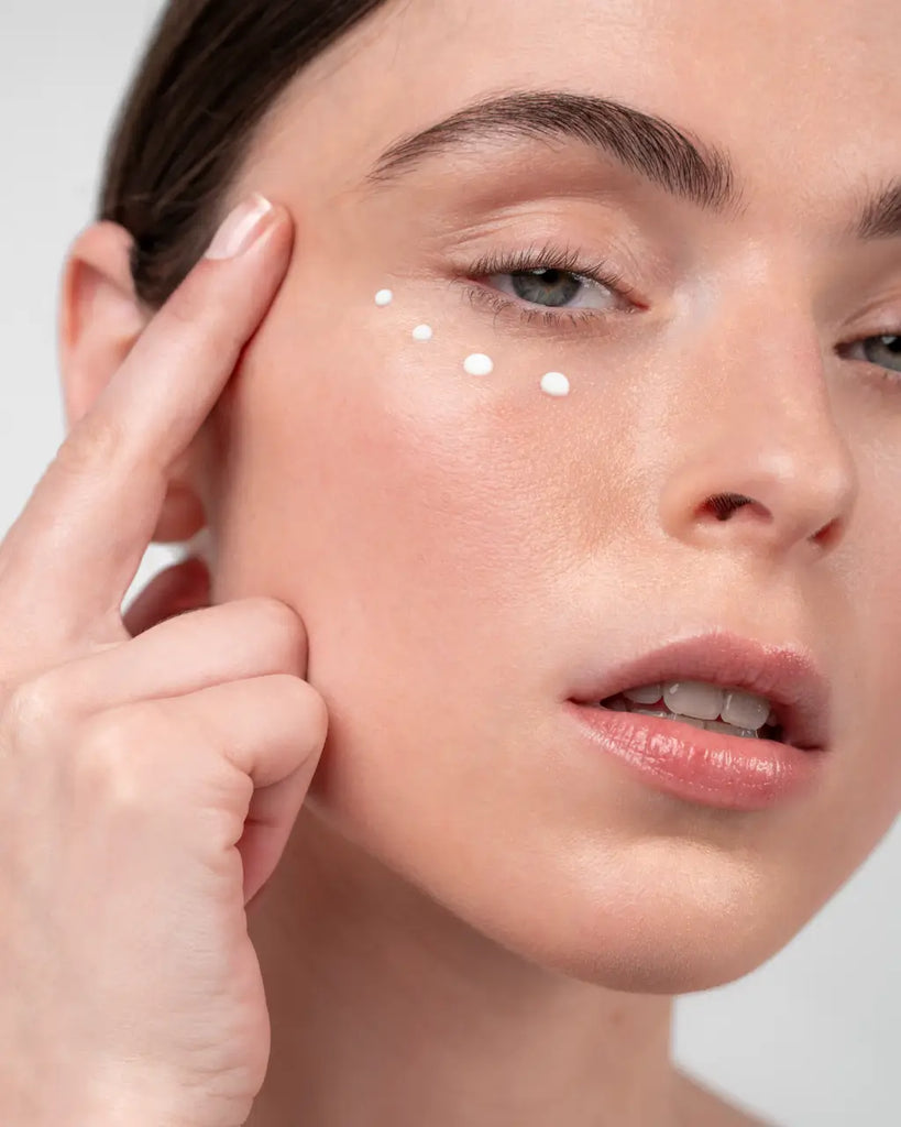 Soin contour yeux omoyé anti-cernes éclat regard fatigué peau sensible femme soin précis naturel