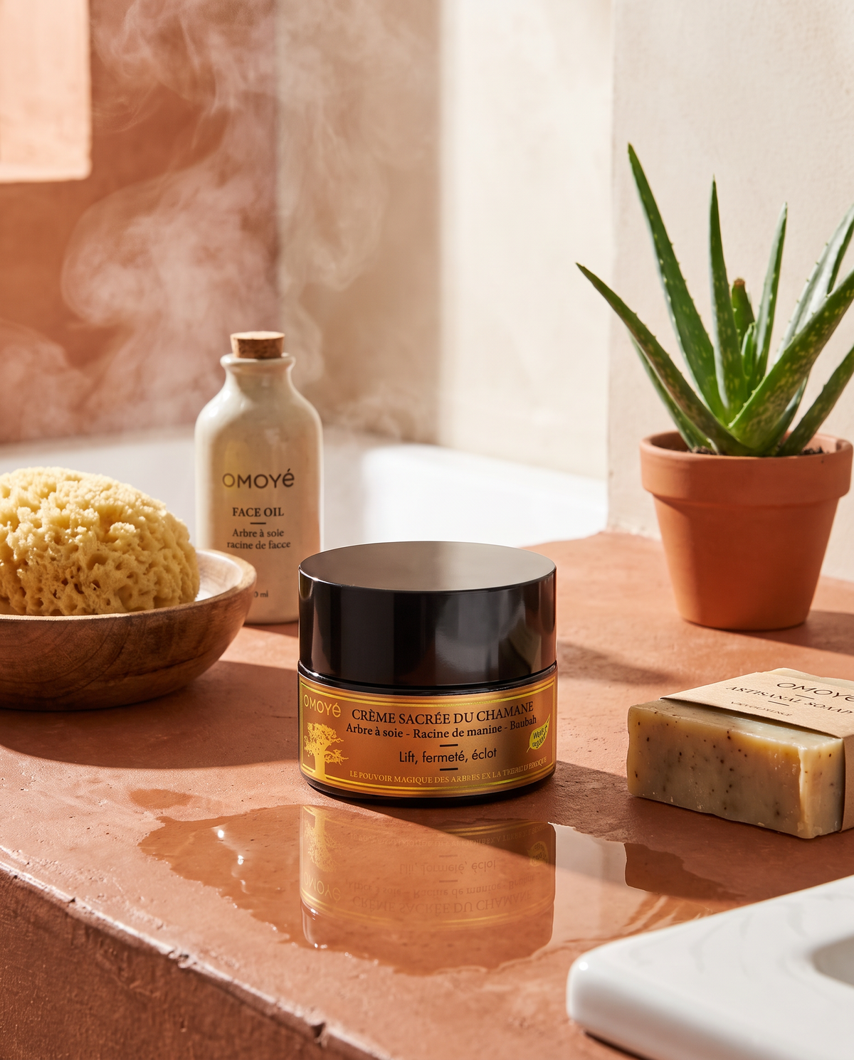 Pot de la Crème Sacrée du Chamane Omoyé dans une salle de bain terracotta, soin visage liftant et éclat