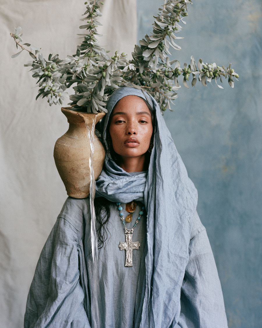 Le Verseau du Zodiaque du Chaman : une femme touarègue en bleu-gris portant une jarre d'eau, couronne de jojoba