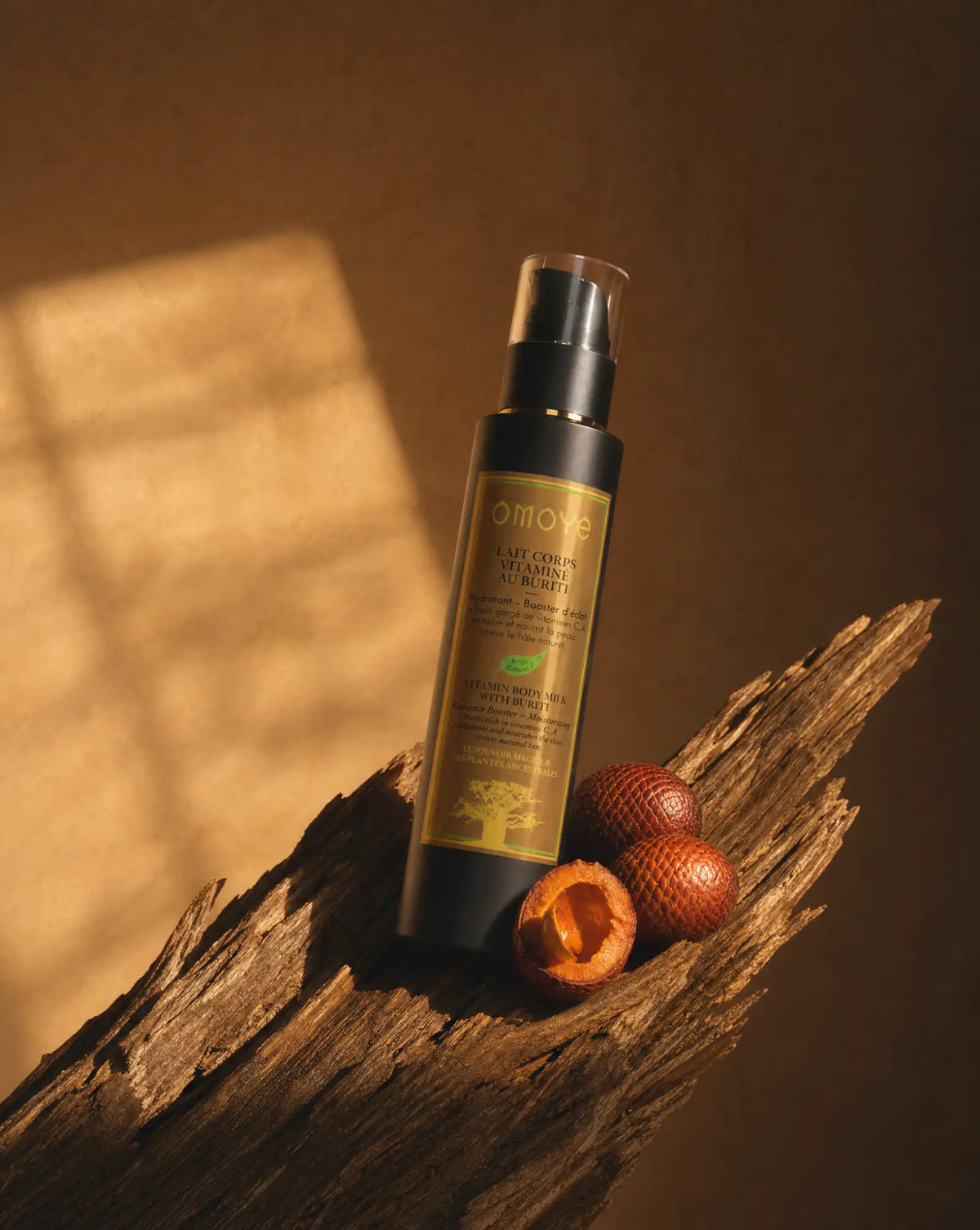 Le Lait Vitaminé au Buriti Omoyé et ses fruits de buriti, posés sur bois, fond terracotta