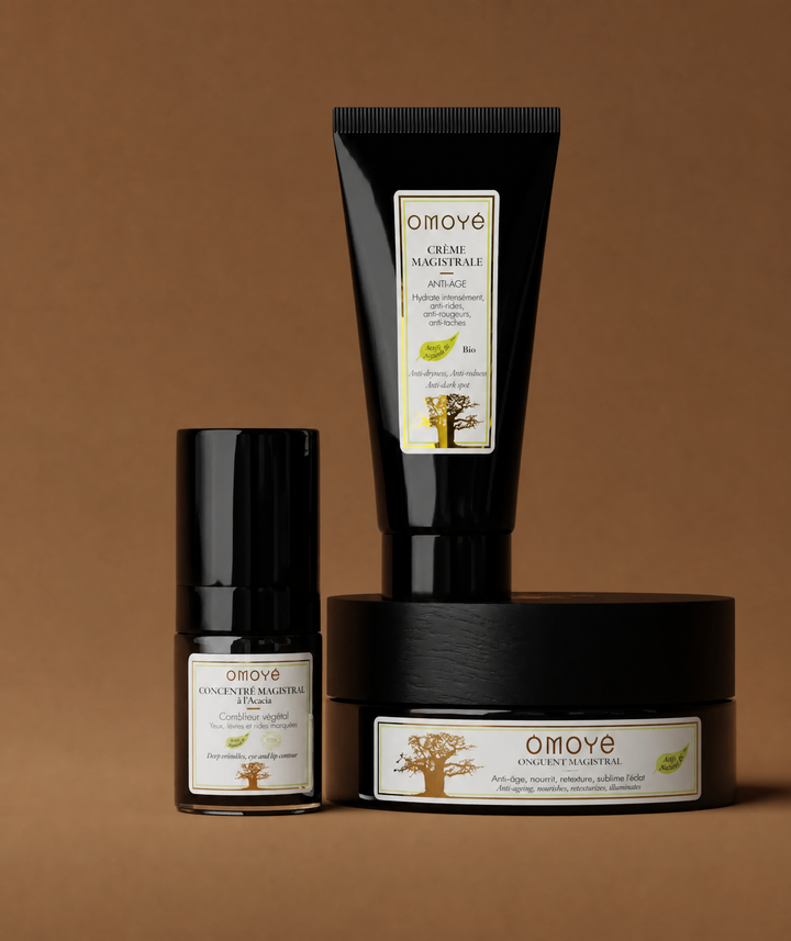 Rituel Magistral Anti-âge Intense Omoyé : la Crème Magistrale, le Concentré Magistral à l'Acacia et l'Onguent Magistral, fond terracotta