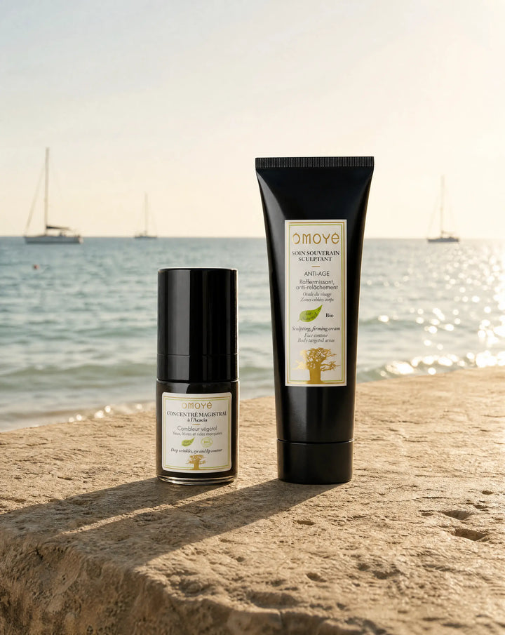 Rituel Magistral Ciblé Omoyé : Concentré Magistral à l'acacia et Soin Souverain Sculptant au moringa posés sur un muret face à la mer