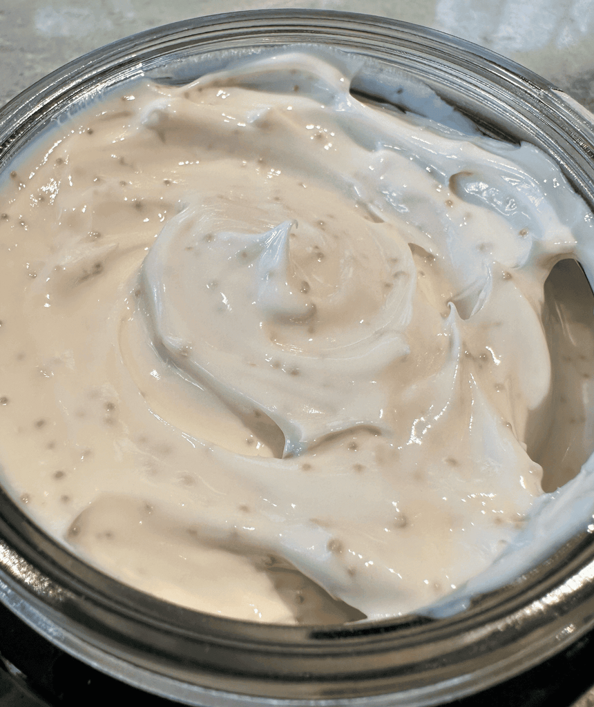 Texture exfoliante Omoyé  crème corp onctueuse aux grains végétaux pour lisser et purifier la peau.